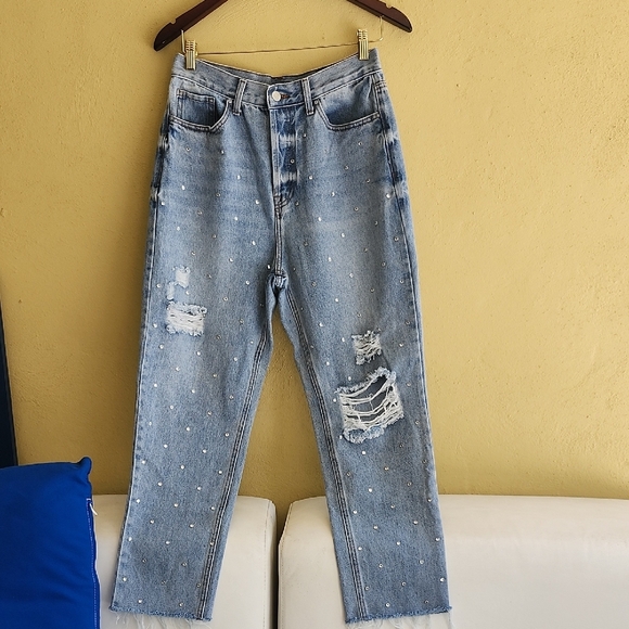 Stylish Light Blue Straight Leg Jeans with Distressed Details - Picture 1 of 13